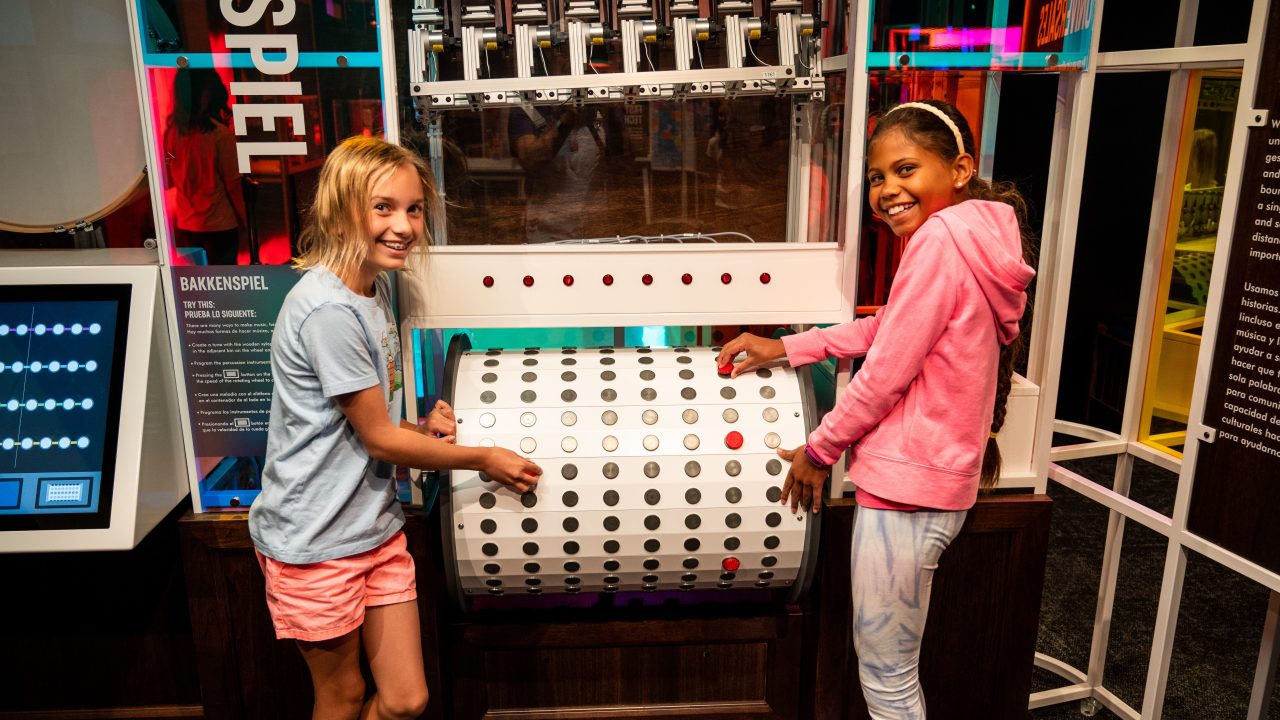 Two children using an interactive machine called the "Bakkenspiel" in a museum